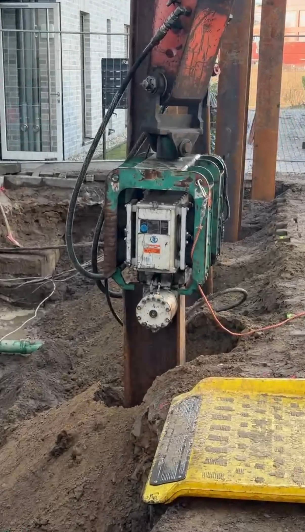 Präzise Tiefbauarbeiten mit Spezialgerät auf der Baustelle